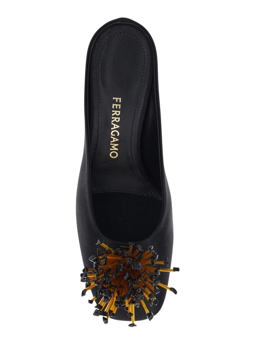 Ferragamo Sandali con Tacco con Decorazione con Cristalli sul Fronte in Tessuto Neri Donna, view 4